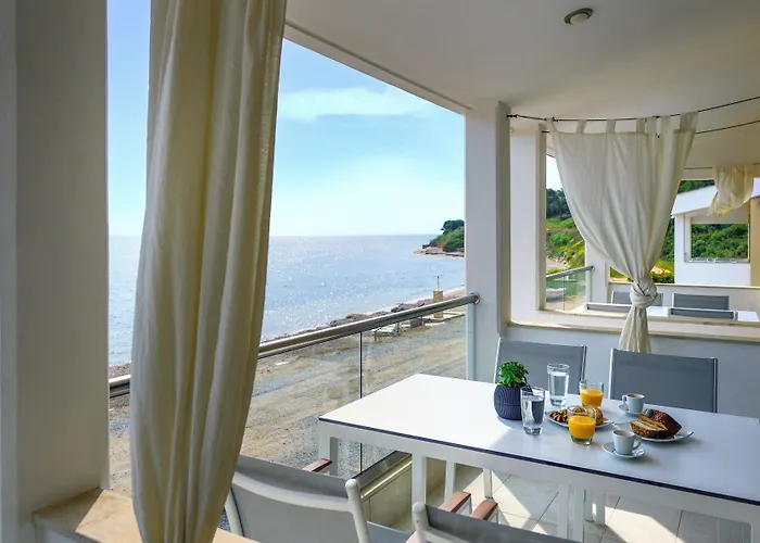 Elpiniki Luxury * نيا بوتيدايا